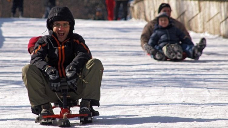 Варненци се пързалят в Морската градина. Снимка: Булфото