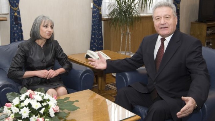 Маргарита Попова проверява помилванията на Марин. Снимка: БТА