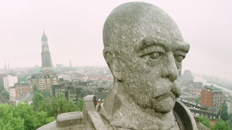 Статуятана Бисмарк над Хамбург. Снимка: Архив Ройтерс