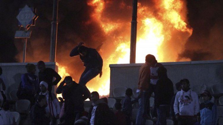 Пожарът на стадиона в Кайро. Снимка: Ройтерс