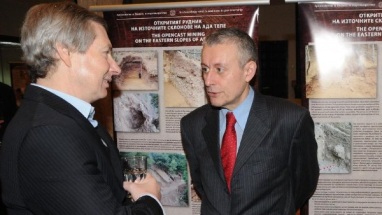 Соломон Паси (д) разговаря с американския посланик Джеймс Уорлик. Снимка: архив, Булфото