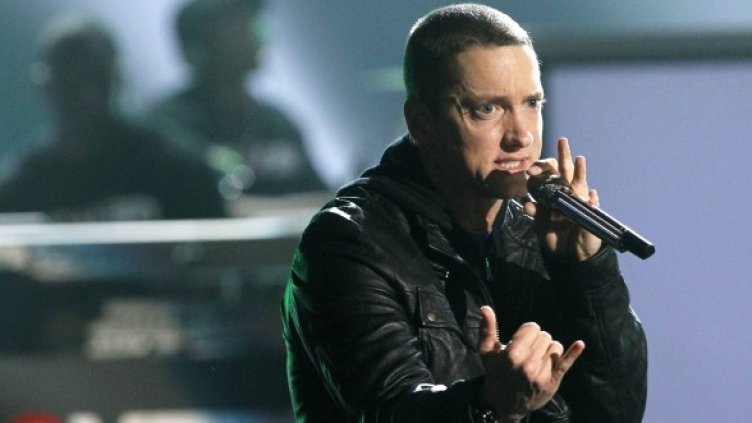 Еминем едва ли ще олекне с такава сериозна сума. Снимка: Reuters