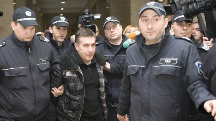 Полицаи водят Кленовски към съдебната зала след първия му арест. Снимка: архив, БТА