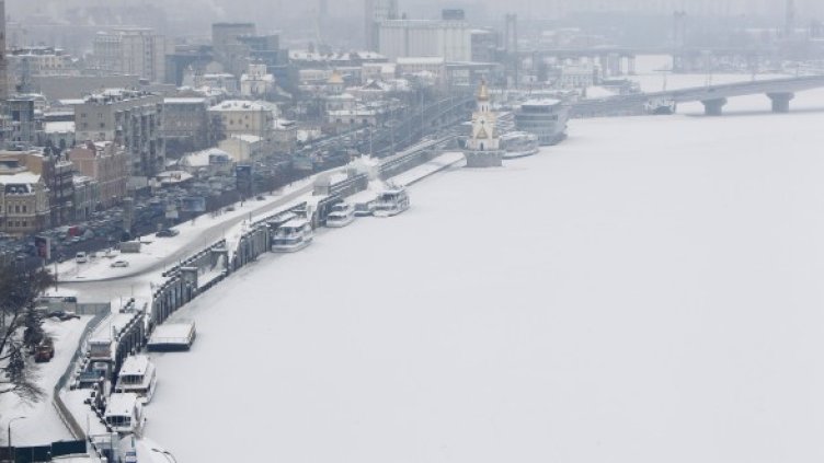 Замръзналата река Днепър на температура минус 18 градуса в покрития със сняг център на Киев.  Снимка: Reuters