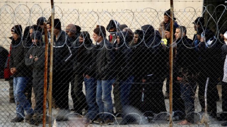 Нелегални имигранти в център за задържане във Филакио, в района на Марица. Снимка: Reuters