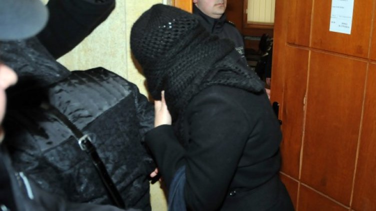 Подсъдимата Надя Иванова криеше лицето си на излизане от съдебната зала. Снимка: БТА