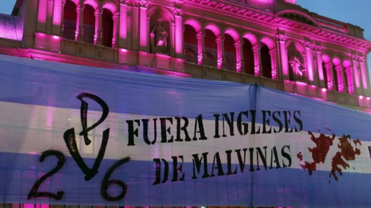 Плакат с надпис „Британците вън от Малвините (Фолклендските острови)“ е окачен на оградата на сградатан ап равителството в Буенос Айрес. Снимка: Reuters