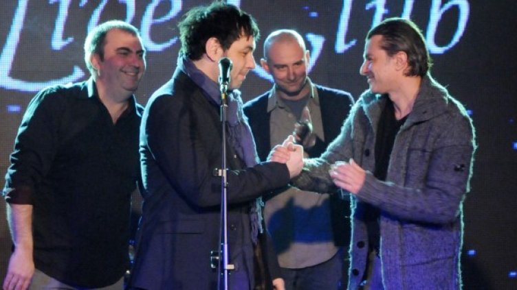 Мариан Вълев с музикантите от "Остава". Снимка: Булфото