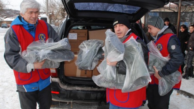 В пострадалото от наводнението село Бисер пристигат помощи от цялата страна. Снимка: БТА