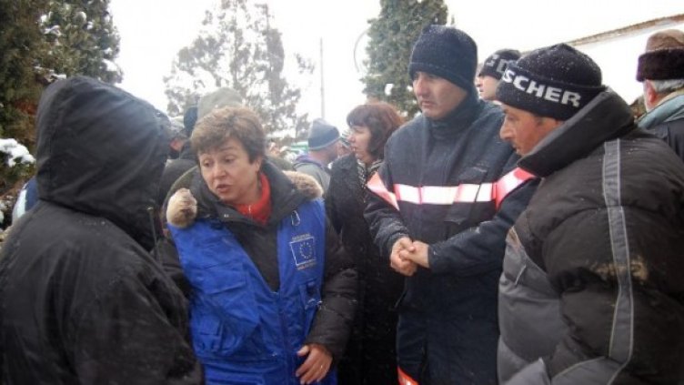 Кристалина Георгиева в село Бисер. Снимка: Булфото