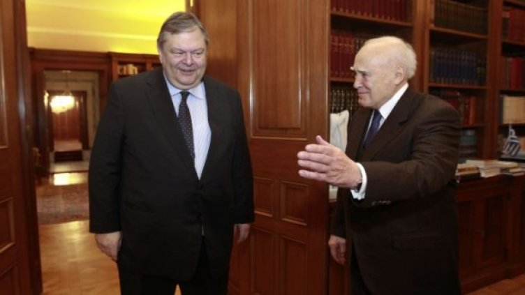 Финансовият министър на Гърция Евангелос Венизелос и президентът на страната Каролос Папуляс. Снимка: Reuters