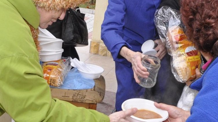 Боб и хляб на трапезата ни. Снимка: Булфото