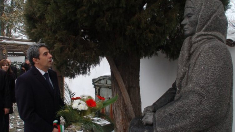Плевнелиев се поклони пред паметника на майката на Апостола - Гина Кунчева. Снимка: БТА