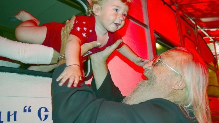 Отец Иван се радва на дете от Дома. Снимка: Булфото