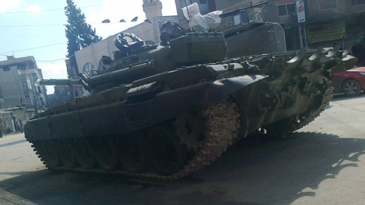 Танк на сирийската армия в квартал на Ербеен, близо до Дамаск. Снимка: Reuters