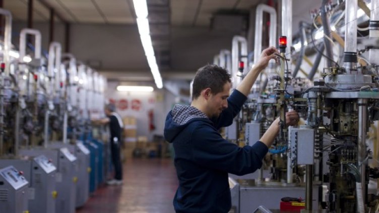 Работник в завод близо до Бреша, Италия. Снимка: архив, Reuters