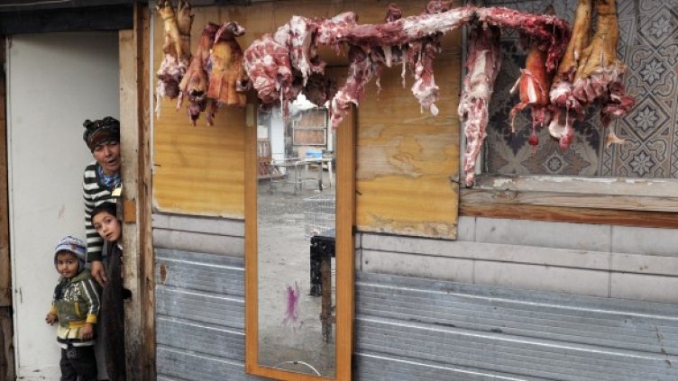 Жена с децата си в ромски лагер в околностите на Милано. Снимка: архив, Reuters