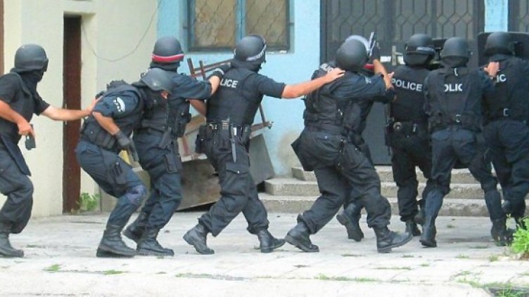 Спецполицаите вече ще имат камери на каските. Снимка: архив, Булфото