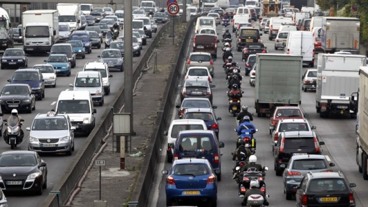 Тежък трафик по околовръстното шосе на Париж. Снимка: архив, Reuters