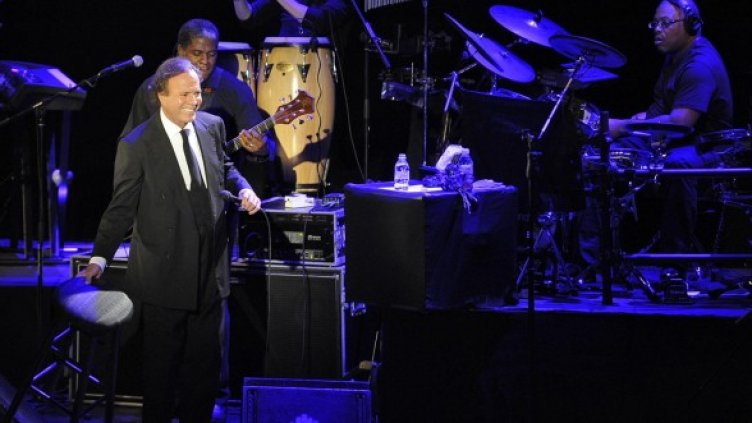 Хулио Иглесиас на концерт в София през 2010 година. Снимка: Архив Булфото