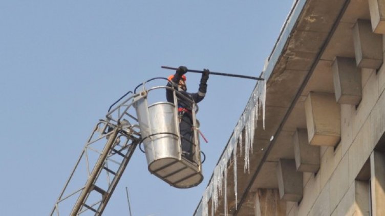 Въпреки затоплянето, по сградите продължава да има опасни ледени висулки. Снимка: Булфото