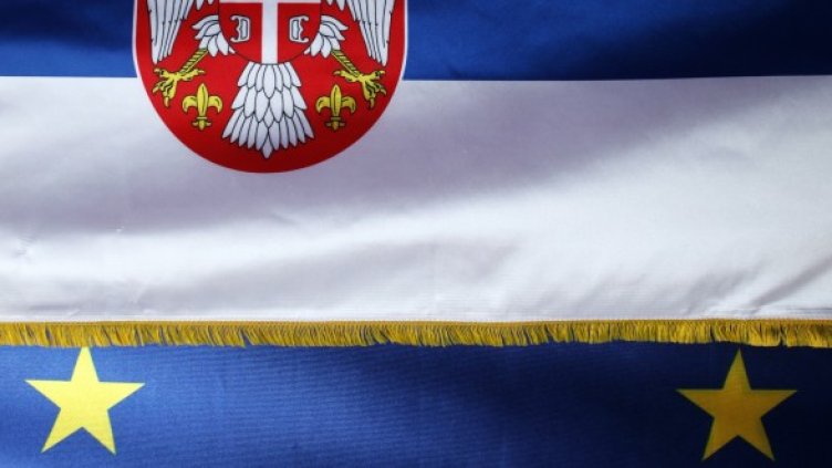 Знаме на Сърбия и на ЕС. Снимка: архив, Reuters