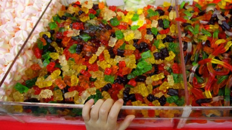 Богатите ще си вземат повече от бонбоните, предназначени за деца. Снимка: архив, Reuters