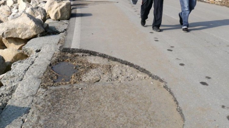 Почти 14 хиляди кв. метра кърпежи ще бъдат извършени по улиците на Варна. Снимка: архив, Булфото