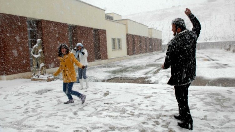 Хора се радват на снега в Сюлеймания, на 260 км североизточно от Багдад. Снимка: архив, Reuters
