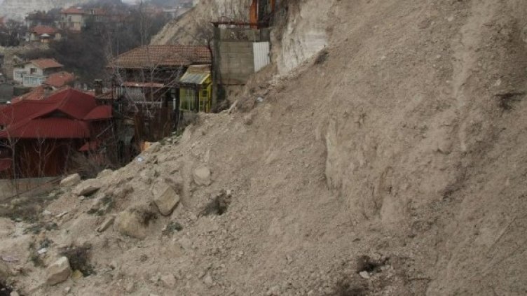 Заради падналата земна маса е затворен пътят за махала "Канинци". Снимка: Булфото