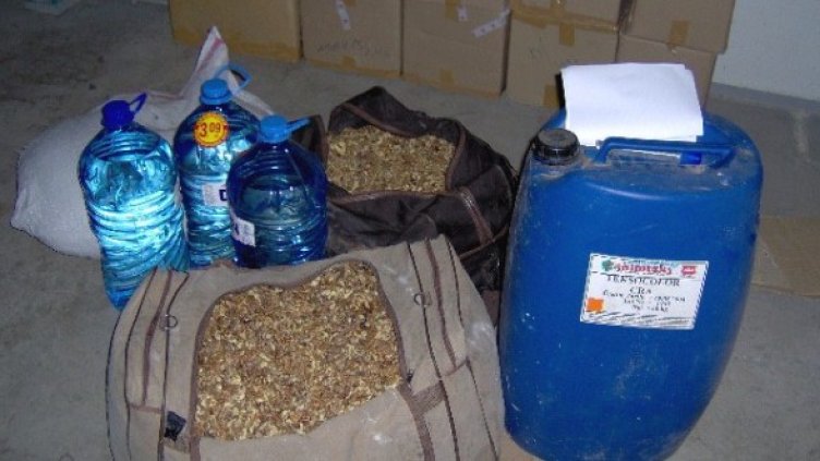 Заловената ракия и орехите. Снимка: Агенция Митници