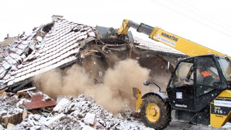 Багер бута пострадала къща в село Бисер. Снимка: Impact Press Group