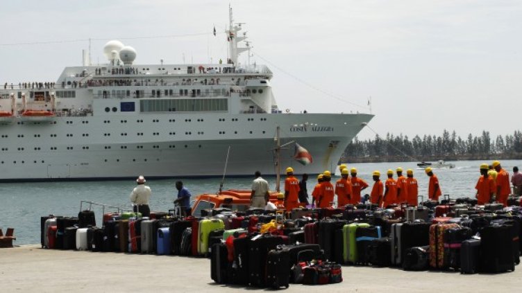 При пристигането на кораба багажът на пътниците ги чакаше на кея. Снимка: Reuters