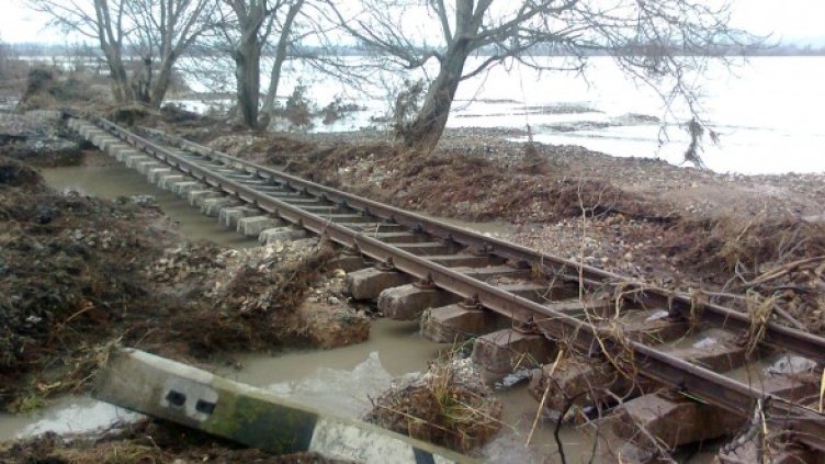 Пораженията върху жп линията бяха сериозни. Снимка: НКЖИ
