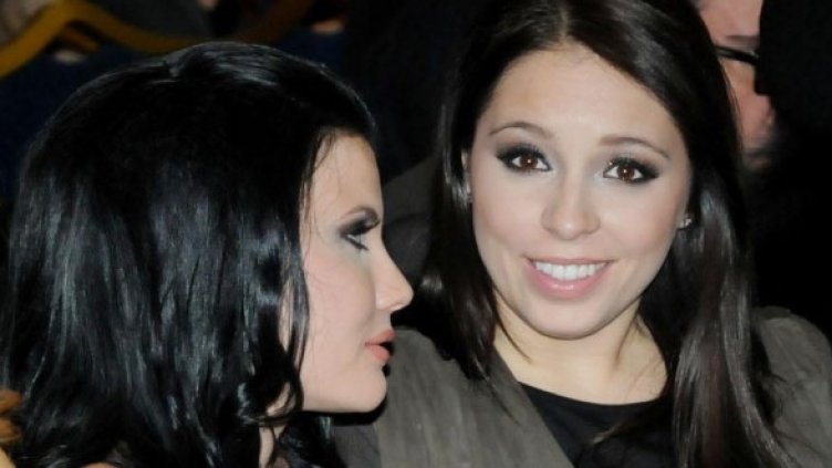 Михаела в компанията на добрата си приятелка фолкгърлата Теодора. Снимка: Булфото