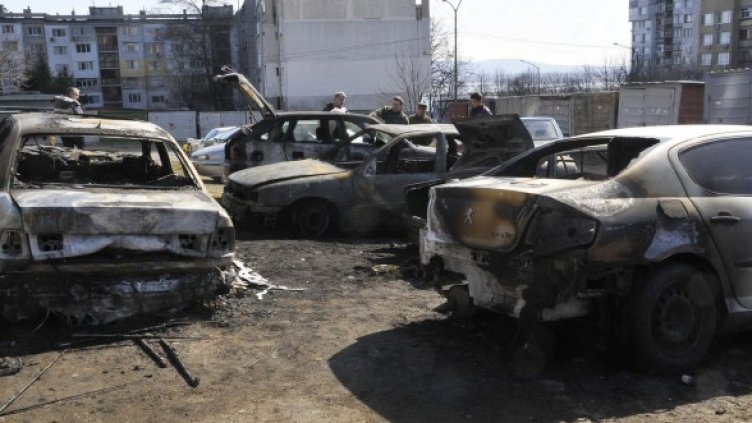 Опожарените вчера пет коли. Снимка: Булфото