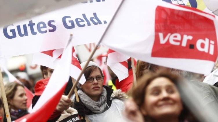 Стачкуващите настояват заплатите на около 2 млн. служители да бъдат вдигнати. Снимка: Reuters