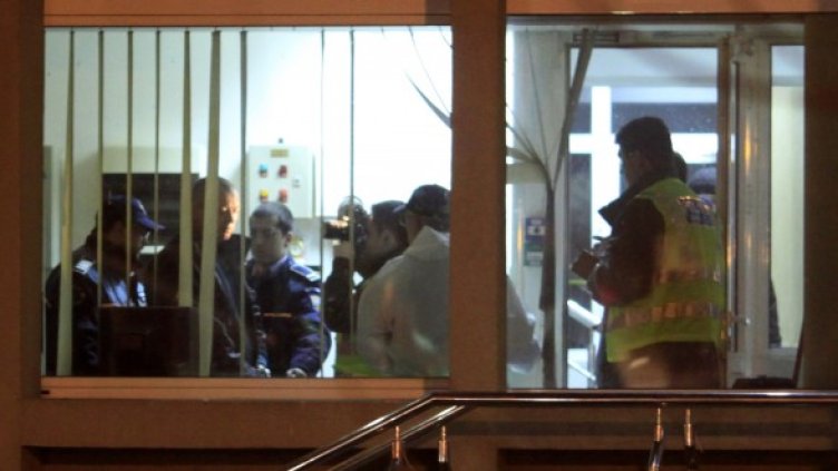 Полицията в Букурещ извършва оглед на мястото на трагедията. Снимка: Reuters