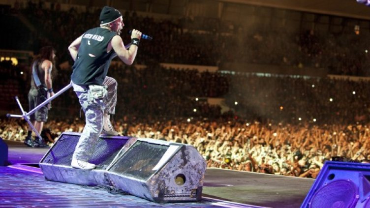 Брус Дикинсън в акция. Снимка: Reuters