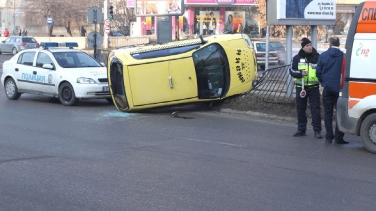 Преобърнатото такси Снимка: Булфото