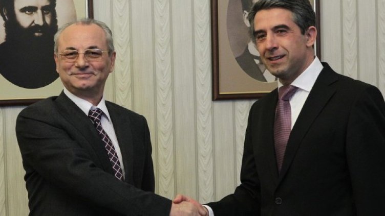 Ахмед Доган се ръкува с Росен Плевнелиев Снимка: БТА