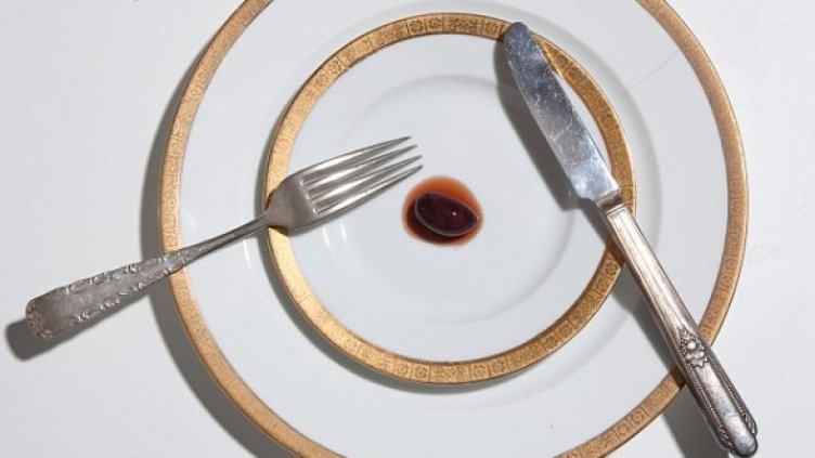 Виктор Фегер държал маслината да е с костилка. Снимка: Caters News Agency