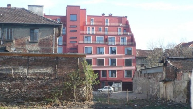 Контрасти на имотния пазар в центъра на София. Снимка: Investor.bg