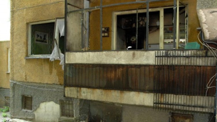 Взривът е изпочупил стъкла в блока. Снимка: Архив Булфото