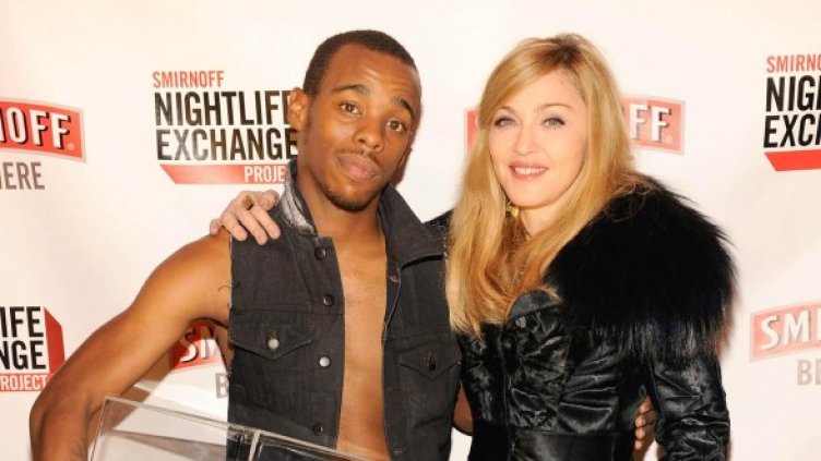 Мадона и новият й танцьор, спечелил световния конкурс. Снимка: БулФото