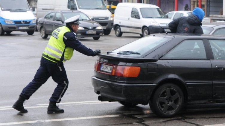 Катаджията удря рамо на закъсалия шофьор. Снимка: Булфото