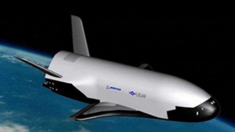 Тайният безпилотен космоплан Х-37В кръжи в орбита от година. Снимка: US Air Force