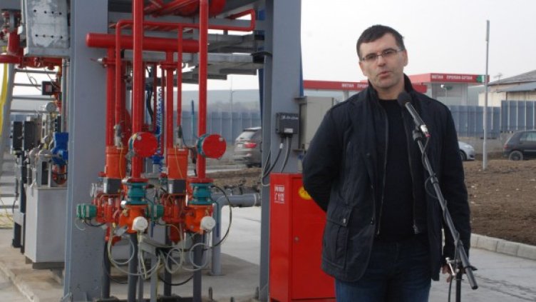 Дянков при откриването на новопостроена петролна база в гр. Бяла. Снимка: БТА