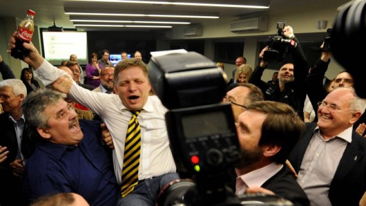 Фицо и съпартийците му празнуват победата на изборите в Словакия. Снимка: Reuters