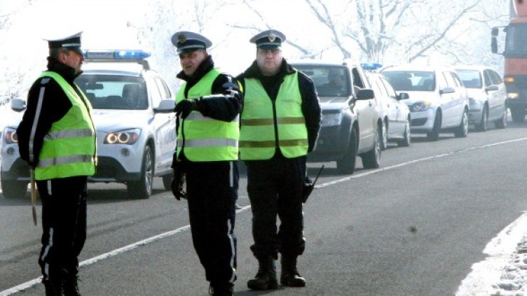 Шофьорът на колата е настанен в болница. Снимка: Булфото